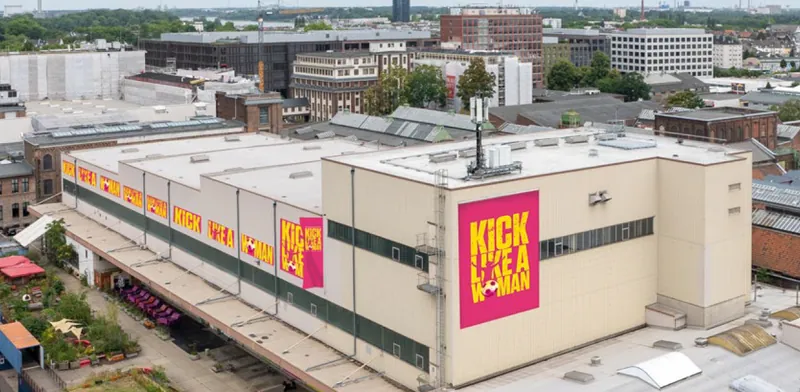 Visualisierung: Depot 1 von oben mit KICK LIKE A WOMAN Beschriftung